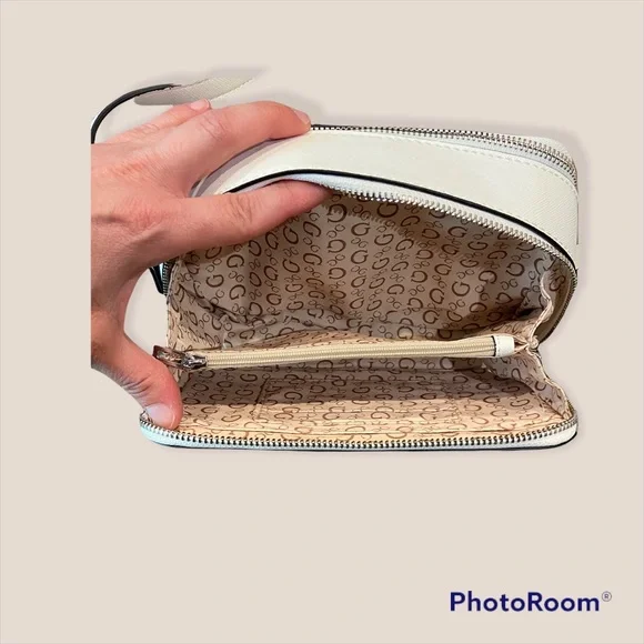 Guess camera crossbody bag - Picture 6 of 10